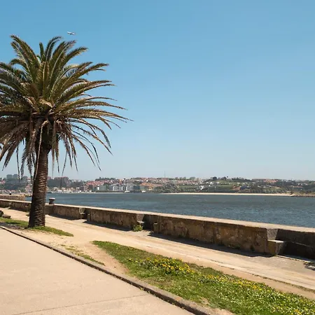 Edition 147 - Beachfront Luxury 1 Bedroom Porto